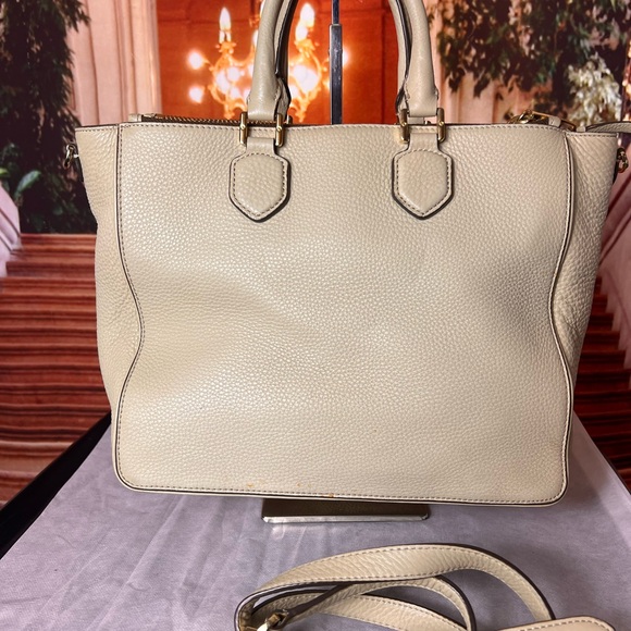 Tory Burch Robinson pebbled leather tote bag cream color with logo charm tag - Picture 6 of 17